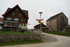 Links eine frühere Gaststätte. Die Lampe an der Ecke des Hauses zeugt noch davon. Rechts ein Haus in skandinavischem Baustil setzt einen Kontrastpunkt.