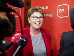 Die CVP-Bundesratskandidatin Viola Amherd spricht am Dienstag nach dem Hearing bei der SP-Fraktion zu den Medien. (Bild: Keystone/ANTHONY ANEX)