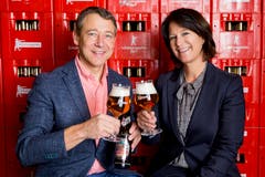 Stossen mit dem neuen Schützengarten-Festbier an: Martin Ketterer, Technischer Direktor der Brauerei Schützengarten, und OhO-Präsidentin Nadine Knecht. (Bild: Mareycke Frehner)