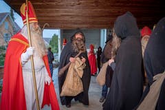 Matthias Giezendanner (2v.l.) mit seinen Samichlaus- und Schmutzlikollegen der St. Nikolausvereinigung Buchs Grabs kurz vor der Aussendung. (Bild: Urs Bucher)
