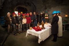 ... zusammen mit den Anwesenden für eine gutes, unfallfreies Gelingen des Werks. (Bild: Boris Bürgisser (Luzern, 4. Dezember 2018))