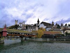 Die Spreuerbrücke und die Museggmauer mit ihren Türmen. (Bild: Urs Gutfleisch (Luzern, 4. Dezember 2018))