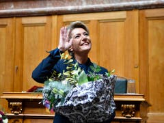 Karin Keller-Sutter freut sich über ihre Wahl. (KEYSTONE/Anthony Anex) (Bild: KEYSTONE/ANTHONY ANEX)