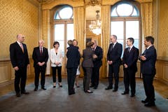 Die neugewaehlten Bundesrätinnen Karin Keller-Sutter, Mitte links, und Viola Amherd, Mitte rechts, treffen die Mitglieder des Gesamtbundesrats, von links, Bundespräsident Alain Berset, Ueli Maurer, Doris Leuthard, Simonetta Sommaruga, Johann Schneider-Ammann, Guy Parmelin, Ignazio Cassis und Bundeskanzler Walter Thurnherr. (Bild: Keystone)