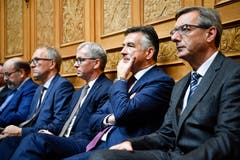 Bundesratskandidat Hans Wicki zwischen Josef Dittli (FDP/UR) und Erich Ettlin (CVP/OW) während der Ersatzwahl in den Bundesrat. (Bild: KEYSTONE/Anthony Anex)
