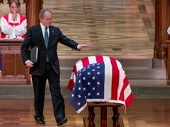 Der frühere US-Präsident George W. Bush verabschiedet sich bei der Trauerfeier von seinem Vater, dem ehemaligen US-Präsidenten George H. W. Bush. (Bild: KEYSTONE/EPA AP POOL/ANDREW HARNIK / POOL)