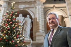 Der wilde Kandidat für den Bundesrat aus der Romandie, Ivo Stevanato, posiert in der Eingangshalle des Bundeshauses vor der Ersatzwahl in den Bundesrat durch die Vereinigte Bundesversammlung. (Bild: Keystone)