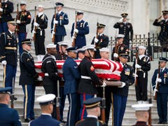 Der mit der US-Flagge bedeckte Sarg des verstorbenen US-Präsidenten George H. W. Bush wird unter militärischem Zeremoniell aus dem Kapitol herausgetragen. (Bild: KEYSTONE/AP Pool EPA/SHAWN THEW)