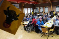 Noch herrscht Zuversicht am Public-Viewing in Erstfeld. (Bild: Urs Hanhart)