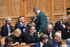 Der Bundesratskandidat Hans Wicki, FDP-NW, wirft seinen Stimmzettel in die Urne von Ratsweibel Charles Riesen. (Bild: Keystone)