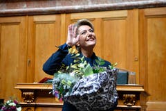Karin Keller-Sutter freut sich über ihre Wahl zum 119. Mitglied des Bundesrates. (Bild: KEYSTONE/Anthony Anex)