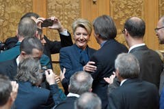 Karin Keller-Sutter, Mitte, freut sich über ihre Wahl zum 119. Mitglied des Bundesrates. (Bild: Keystone)