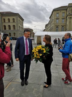 Sie haben die Wahl nicht geschafft: Der Nidwaldner Hans Wicki und die Urnerin Heidi Z'graggen auf dem Bundesplatz in Bern. (Bild: Niels Jost)