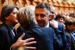 Der unterlegene Bundesratskandidat Hans Wicki gratuliert Karin Keller-Sutter zu ihrer Wahl. (Bild: KEYSTONE/Anthony Anex)
