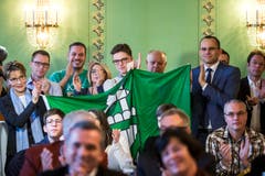 Fans der FDP jubeln über die Wahl von Karin Keller-Sutter im Restaurant «Äusseren Stand» in Bern. (Bild: KEYSTONE/Alexandra Wey)
