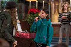 Sie singt. Bild: Nadia Schärli (4. Dezember 2018)