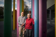 David Kradolfer und Kathrin Kink vor der Schule Speicher. Sie unterrichten gemeinsam das Fach Wirtschaft, Arbeit, Haushalt. (Bild: Benjamin Manser)