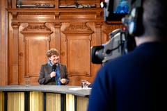 Die neugewaehlte Bundesraetin Viola Amherd spricht in einem mobilen TV-Studio nach der Ersatzwahl in den Bundesrat durch die Vereinigte Bundesversammlung. (Bild: KEYSTONE/Anthony Anex)