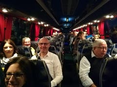 Die Stimmung im Nidwaldner Fanbus ist noch etwas verschlafen. Kein Wunder: Der Bus steckt auf der Strecke nach Bern im Stau. (Bild: Niels Jost)