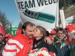 1992 und 1994 gleich zweimal Olympiasieger: Gusti Weder wird in Albertville von seiner Freundin geküsst (Bild: KEYSTONE/KARL MATHIS)