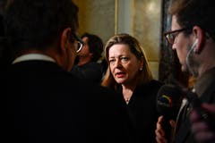 Die unterlegene Bundesratskandidatin Heidi Z'graggen gibt in der Wandelhalle Interviews. (Bild: KEYSTONE/Anthony Anex)