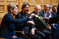 Die Bundesratskandidatin Karin Keller-Sutter gibt ihre Stimme ab. (Bild: KEYSTONE/Anthony Anex)