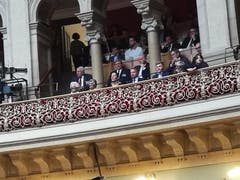 Familie Wicki verfolgt auf der Tribüne gespannt die Wahlen. (Bild: Barbara Inglin)