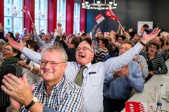 Fans aus dem Wallis freuen sich über die Wahl von Bundesrätin Viola im Restaurant «Äusseren Stand» in Bern. (Bild: KEYSTONE/Alexandra Wey)