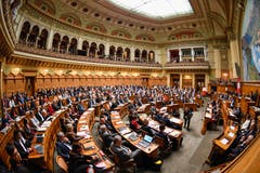 Die Vereinigte Bundesversammlung verabschiedet die abtretenden Bundesräte. (Bild: KEYSTONE/Marcel Bieri)