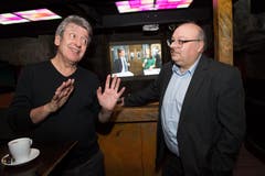 In der Bar «Happy Day» in Wolfenschiessen: Wirt Sepp Durrer (links) und Markus Christen (FDP-Präsident). (Bild: Eveline Beerkircher)