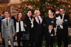 Der designierte Bundespräsident Ueli Maurer mit seiner Familie. (Bild: KEYSTONE/Marcel Bieri)