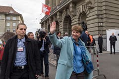 Die neugewaehlte Bundesraetin Viola Amherd, rechts, neben einer Polizistin, winkt vor dem Bundeshaus nach der Ersatzwahl in den Bundesrat durch die Vereinigte Bundesversammlung. (Bild: KEYSTONE/Anthony Anex)