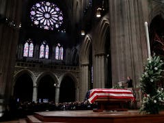 Die Trauerfeier für den früheren US-Präsidenten George H. W. Bush findet in der Nationalen Kathedrale in Washington statt. (Bild: KEYSTONE/Pool AP/ALEX BRANDON)