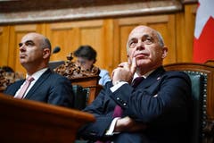 Der diesjährige Bundespräsident Alain Berset, links, und sein Nachfolger Ueli Maurer vor der Ersatzwahl in den Bundesrat. (Bild: Keystone)