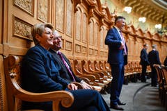 Karin Keller-Sutter im Nationalratssaal neben dem Urner CVP-Ständerat Isidor Baumann im Nationalratssaal in Bern. (Bild: KEYSTONE/Anthony Anex)