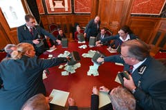Die Stimmenzaehlerinnen und Stimmenzaehler erwarten die Stimmzettel, welche die Ratsweibelinnen und Ratsweibel auf den Tisch verteilen, waehrend der Ersatzwahl in den Bundesrat durch die Vereinigte Bundesversammlung. (Bild: KEYSTONE/POOL/Karl-Heinz Hug)