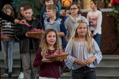 Sie tragen Pakete. Bild: Nadia Schärli (4. Dezember 2018)