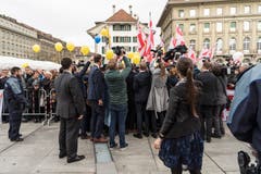 Sicherheits- und Medienleute umkreisen auf dem Bundesplatz in Bern die neugewählten Bundesrätinnen beim Bad in der Menge. (Bild: KEYSTONE/Anthony Anex)