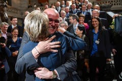 Die neu gewählte Bundesrätin Karin Keller-Sutter umarmt ihren Ehemann Morten Sutter. (Bild: KEYSTONE/Marcel Bieri)