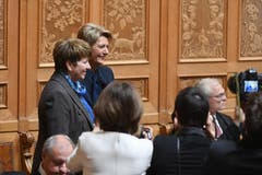 Die beiden Favoritinnen: Die Walliserin CVP-Nationalrätin Viola Amherd (links) und die St.Galler FDP-Ständerätin Karin Keller-Sutter im Nationalratssaal in Bern. (Bild: KEYSTONE/Marcel Bieri)