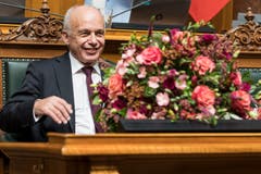 Bundesrat Ueli Maurer freut sich nach seiner Wahl zum Bundespraesidenten 2019 durch die Vereinigte Bundesversammlung. (Bild: KEYSTONE/Peter Schneider)