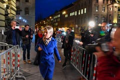 Die Bundesratskandidatin Karin Keller-Sutter, FDP-SG, schreitet zum Bundeshaus. (Bild: Keystone)