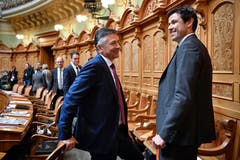 Matthias Aebischer (SP/BE) diskutiert mit Bundesratskandidat Hans Wicki (FDP/NW). (Bild: KEYSTONE/Anthony Anex)
