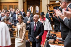 Die Bundesraete Ueli Maurer, rechts, und Simonetta Sommaruga werden nach ihrer Wahl zum Bundespraesidenten respektive zur Bundesvizepraesidentin 2019 von der Vereinigten Bundesversammlung empfangen. (Bild: KEYSTONE/Peter Schneider)