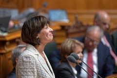 Emotionen zum Abschied: Als sie bei der Rede ihrem Mann dankt, verdrückt Bundesrätin Doris Leuthard ein Tränchen. (Bild: Keystone)