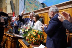 Filippo Lombardi posiert mit der abtretenden Bundesrätin Doris Leuthard, rechts der abtretende Bundesrat Johann Schneider-Amman. (Bild: Keystone)