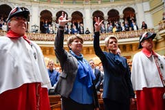 Karin Keller-Sutter und Viola Amherd werden vereidigt. (KEYSTONE/Anthony Anex)