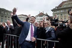 Die Nidwaldner empfangen Hans Wicki auf dem Bundesplatz in Bern. (Bild: Corinne Glanzmann, 05. Dezember 2018)