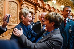 Viola Amherd, rechts, freut sich über ihre Wahl zum 118. Mitglied des Bundesrates mit der weiteren Bundesratskandidatin Karin Keller-Sutter. (Bild: Keystone)