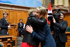 Die frischgewählte Karin Keller-Sutter nimmt Gratulationen entgegen. (Bild: KEYSTONE/Anthony Anex)